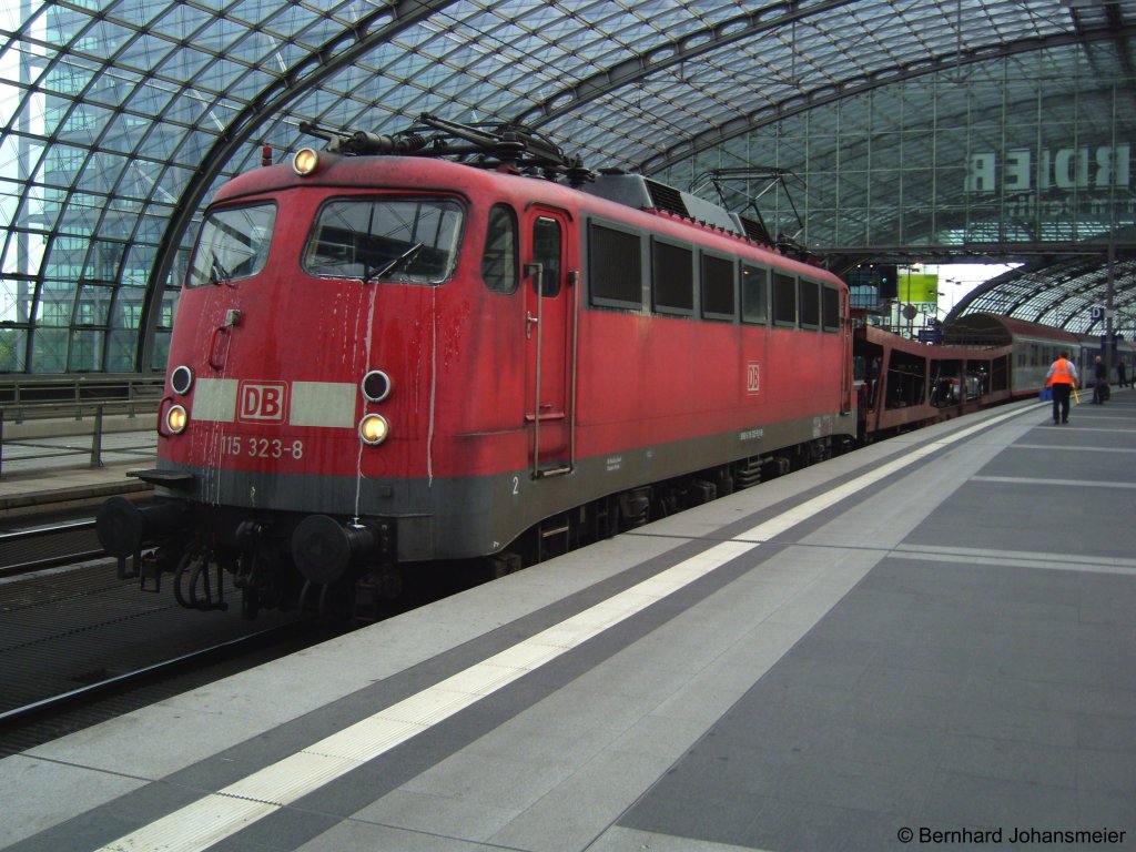115 323-8 hat EN 476 von Dresden nach Berlin gebracht und wartet mit frisch geputzten Scheiben auf die Weiterfahrt nach Wannsee. Juni 2009