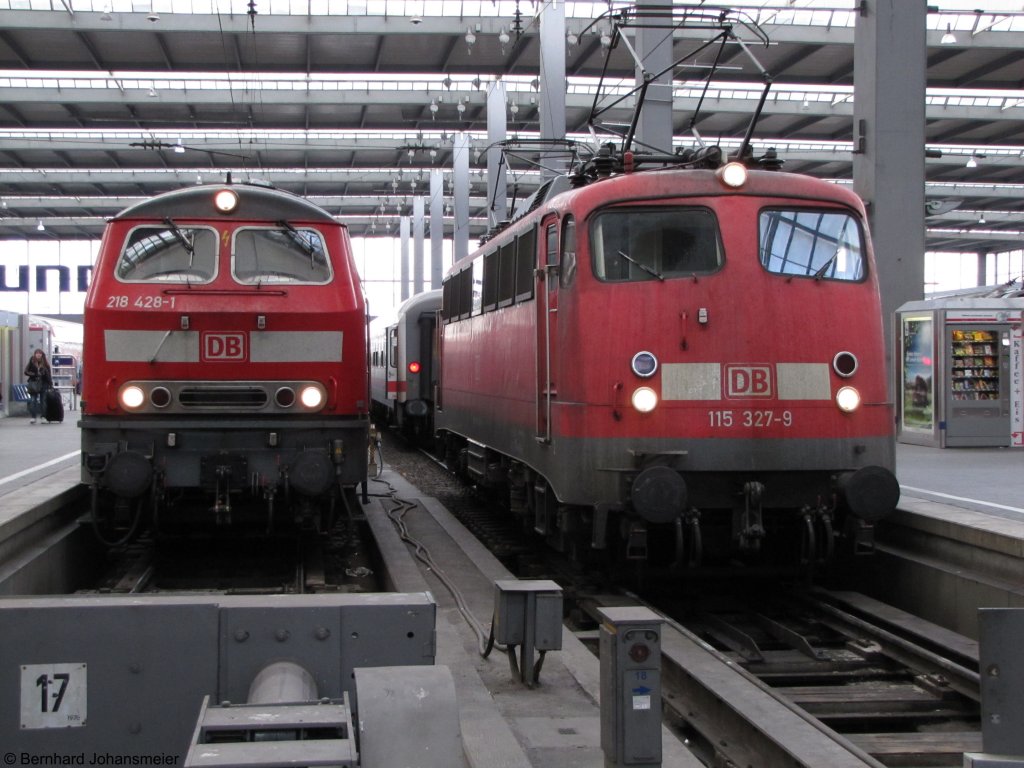 115 327-9 hat in Mnchen einen IC neben 218 428-1 bereit gestellt. Oktober 2009