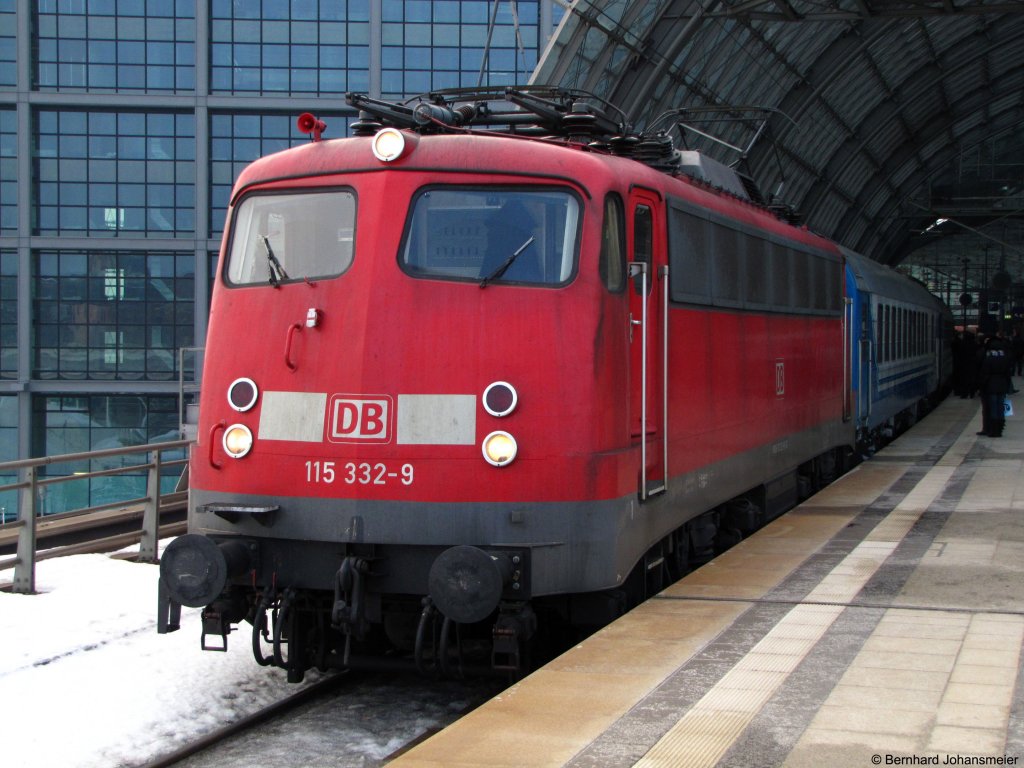 115 332-9 steht mit D 441 im Berliner Hbf. Februar 2010