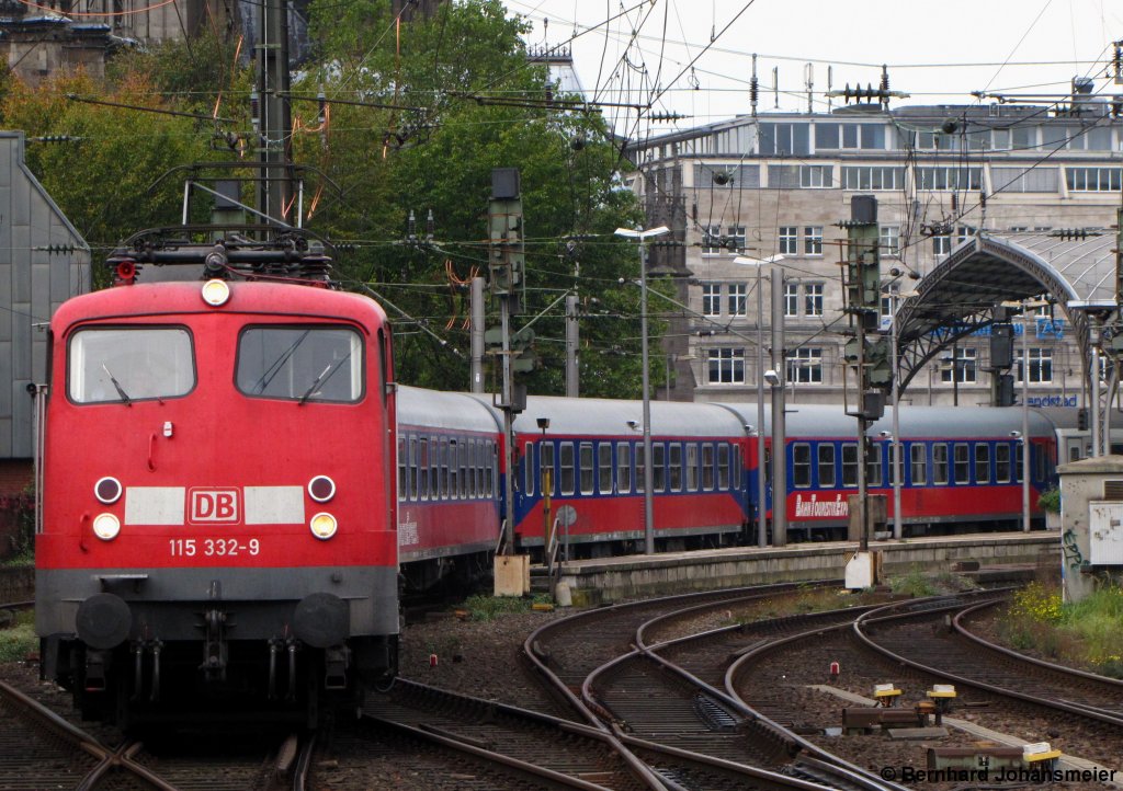 115 332-9 zieht den ICE Ersatzzug von Bonn Richtung Hamm aus dem Klner Hbf. Oktober 2010