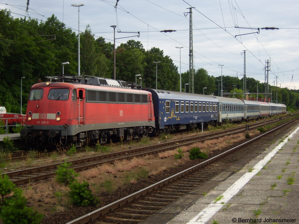 115 346-9 wartet mit den Personenwagen vom EN 477 noch auf das Anhngen der Autoreisezugwagen, bevor der Zug nach Wien und Budapest abfahren kann. Juli 2009