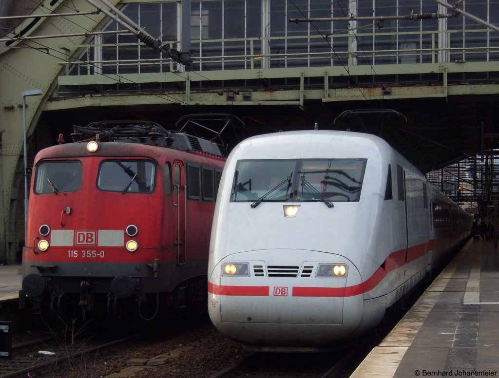 115 355-0 begegnet mit dem D 441 Richtung Kiev einem ICE 1 aus Interlaken im Berliner Ostbahnhof. Februar 2009