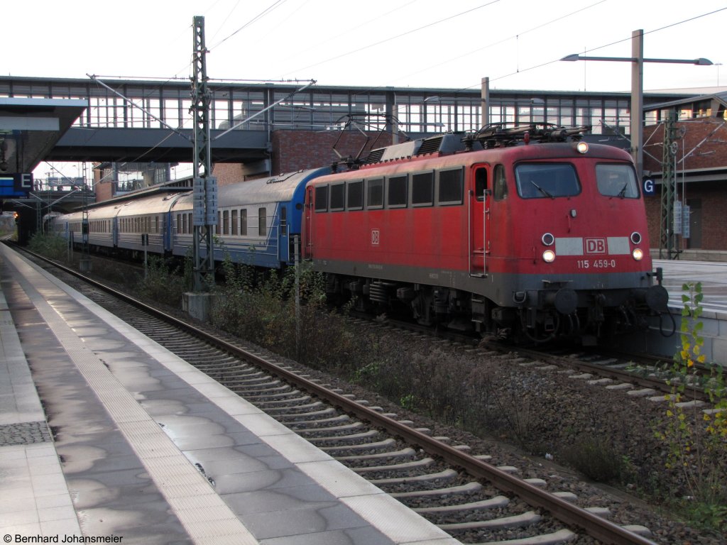 115 459-0 steht mit dem umgeleitetem D441 in Berlin Gesundbrunnen. November 2009