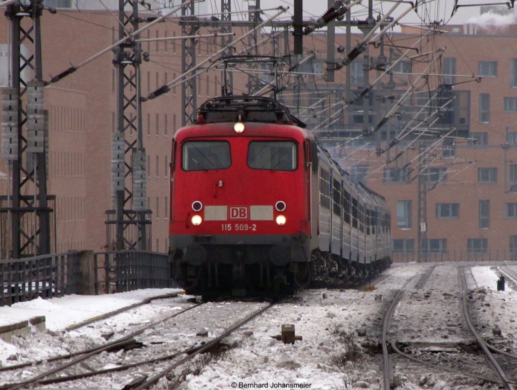 115 509-2 fhrt mit D441 ber die Berliner Stadtbahn, kurz vor der Einfahrt in den Hauptbahnhof. Januar 2010