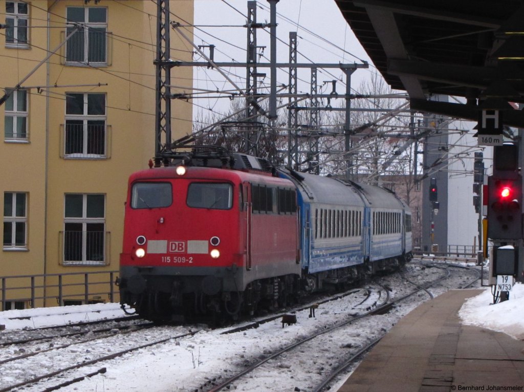 115 509-2 fhrt mit D441 in Berlin Friedrichstrae durch. Januar 2010