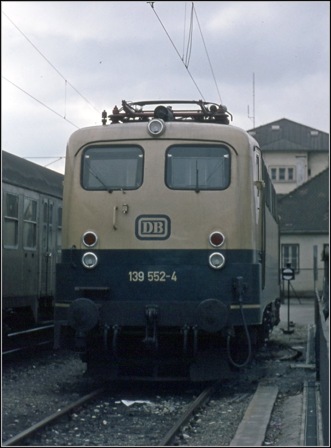 139 552-4 in Singen am Hohentwiel. Die Sonntagsruhe der Gterzge lie immer einige Loks in Singen rumstehen. Die 139 fuhr ausschlielich auf der Schwarzwaldbahn, nicht nach Stuttgart. (26.02.1979)