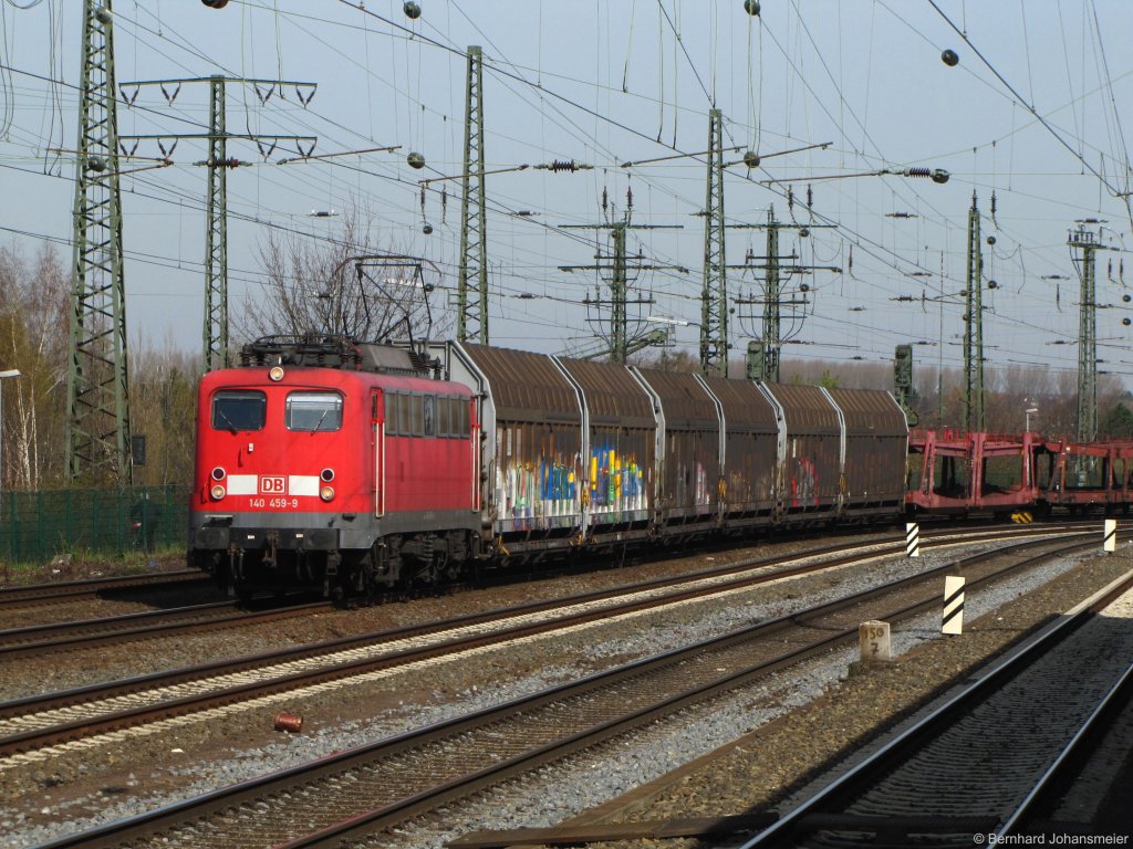 140 459-9 zieht einen leeren Autozug aus Richtung Mnster am Bahnhof Hamm vorbei. April 2010