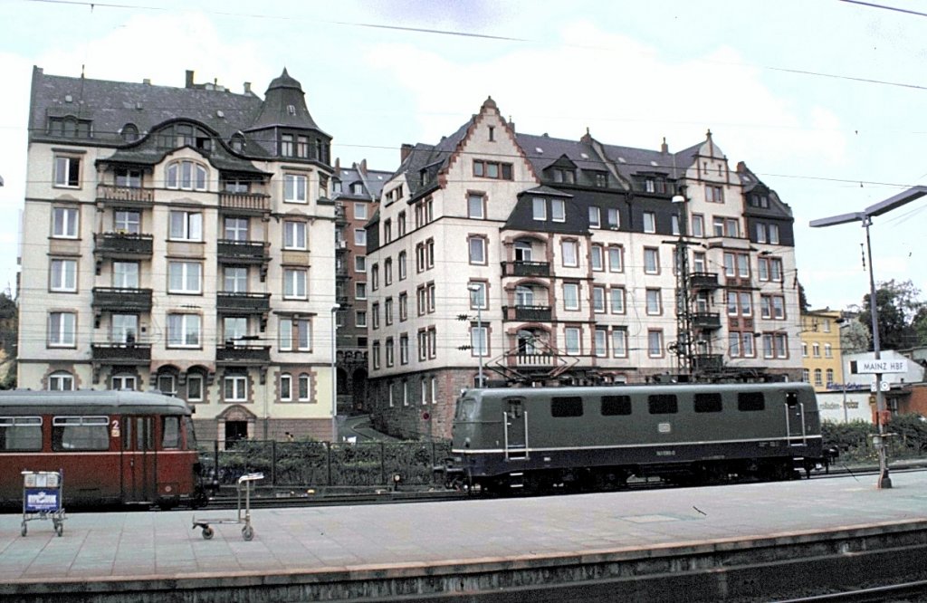 141 095-0 rangiert in Mainz; am Bahnsteig steht ein 515