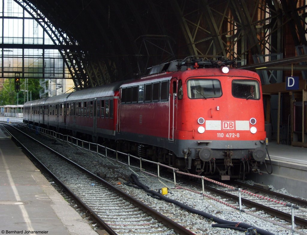 Abfahrbereit nach Oldenburg steht 110 472-8 mit ihrer Regionalbahn im Bremer Hbf. Augst 2009