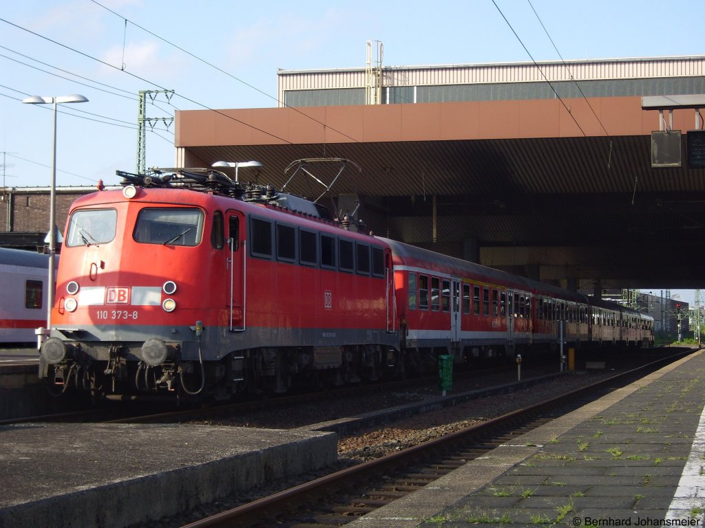 Abfahrbereit steht 110 373-8 mit RE 11598 nach Aachen im Dsseldorfer Hbf. Juli 2009