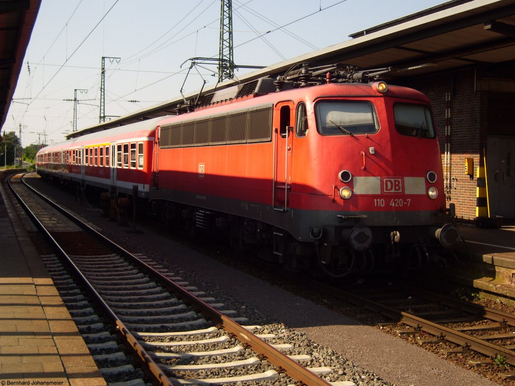 Abfahrbereit steht 110 420-7 mit RB68 nach Mnster im Bahnhof Rheine auf Gleis 3. August 2009