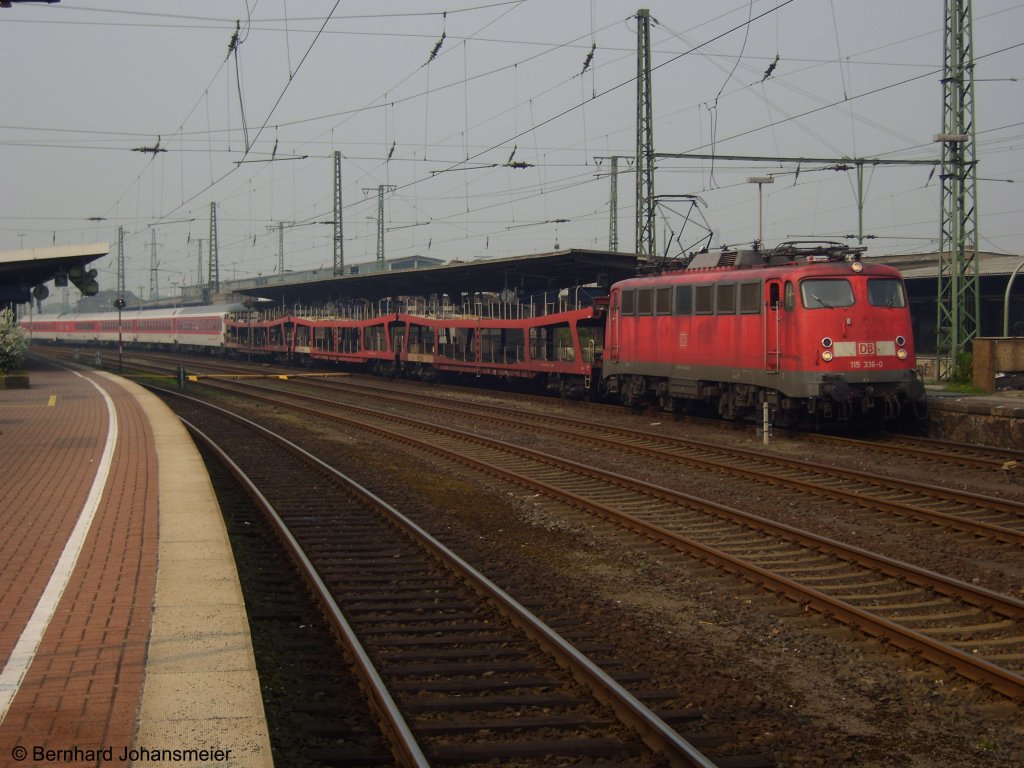 Abfahrbereit steht 115 336-0 mit dem Autozug Leerpark in den Dortmunder Betriebsbahnhof im Hauptbahnhof. April 2009
