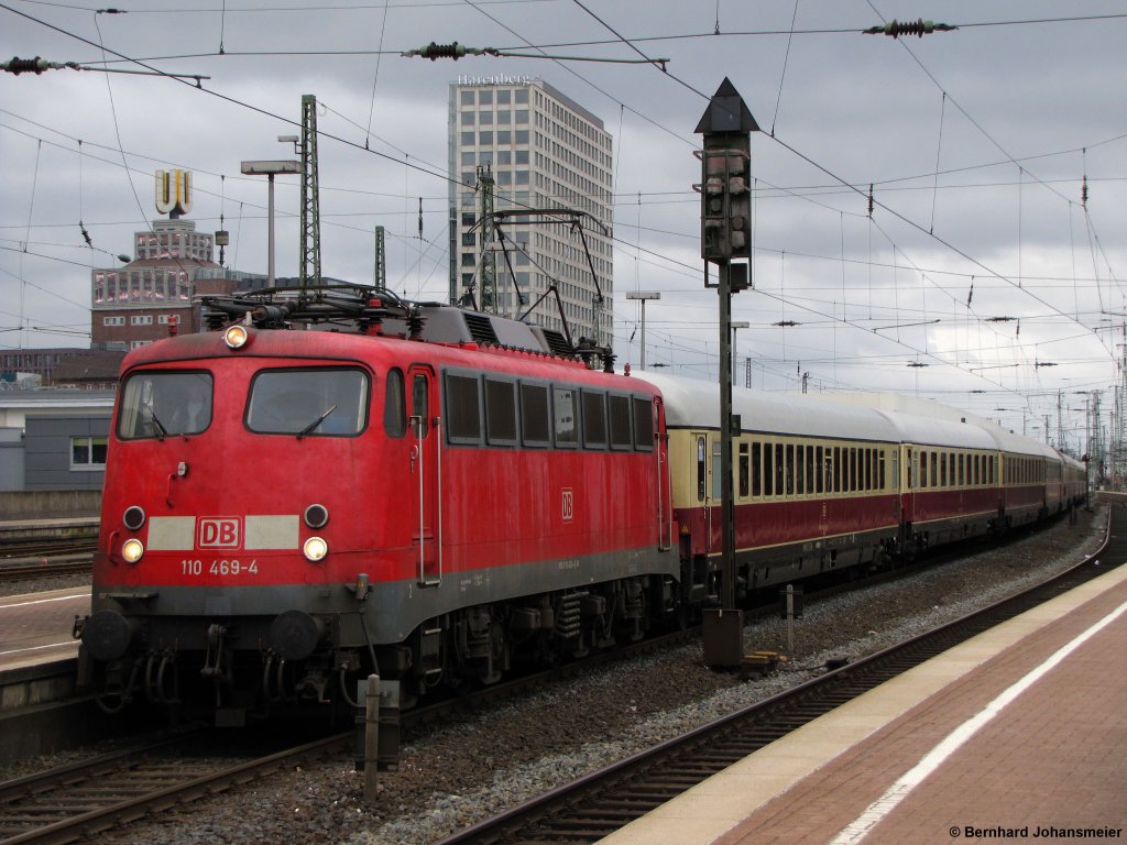 Als Ersatz fr eine Lok der BR 103 durfte 110 469-4 den TEE Sonderzug von Koblenz nach Emden ziehen. Auf dem Foto legt der Zug gerade einen Unterwegshalt in Dortmund ein. Mrz 2012