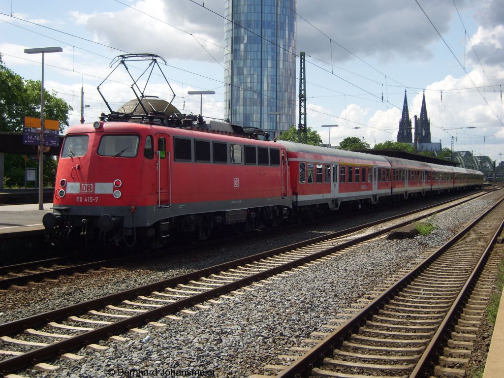 Als Ersatz fr eine 111er mit 5 Dostos kommt 110 415-7 mit 6 Silberlingen auf dem RE 9 zum Einsatz und hlt hier in Kln Deutz. Juli 2010