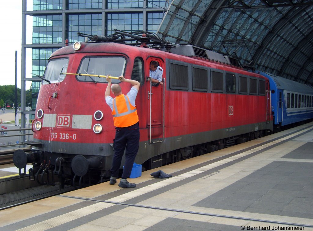 Am Berliner Hbf bekommt 115 336-0 erstmal eine Fronstscheibenreinigung bevor es weiter geht. Juli 2009