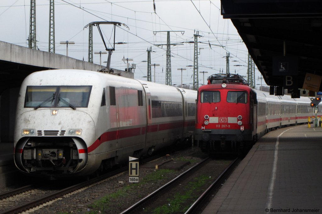Auf dem Weg in die Abstellung fahren 113 309-9 und 113 267-9 am planmigen ICE nach Kln im Bahnhof Hamm vorbei. April 2010