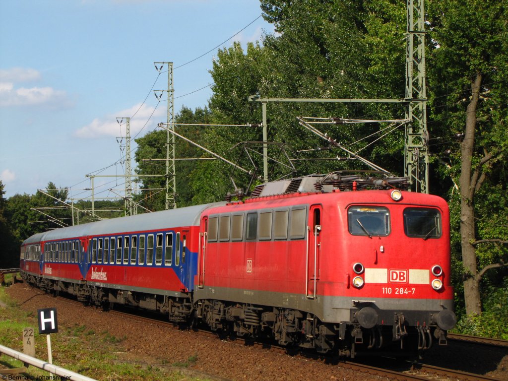 Auf dem Weg zur Bereitstellung von DZ 2791 passiert 110 284-7 mit dem Leerzug den S-Bahnhof Berlin Nikolassee. September 2010