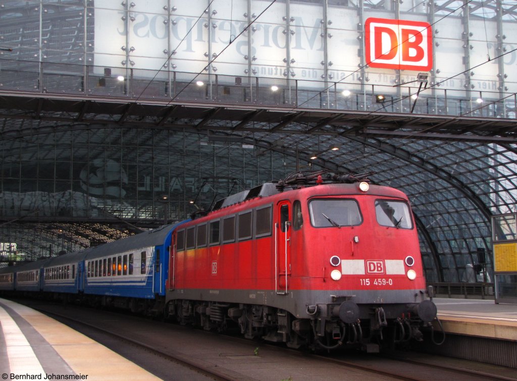 Baustellenbedingt zieht 115 459-0 D441 ber Gleis 13 im Berliner Hbf gen Osten. Dezember 2009