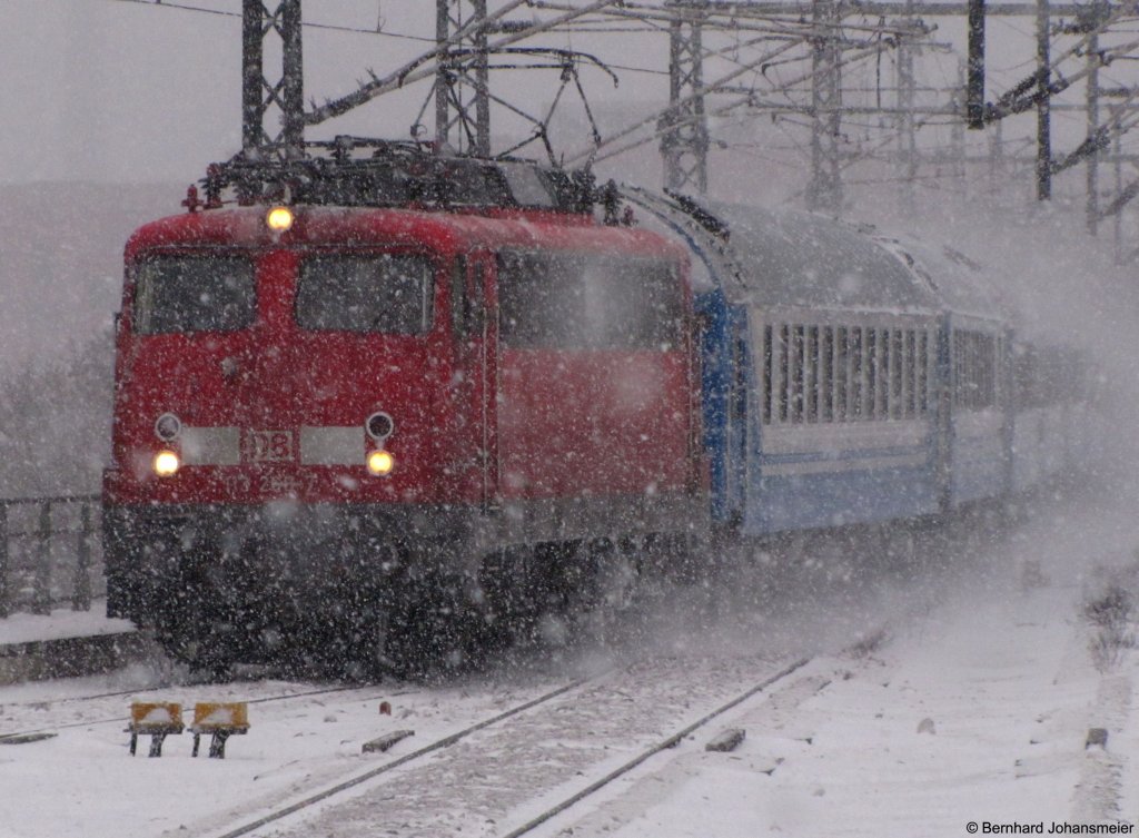 Bei noch strkerem Schneefall erreicht 113 268-7 den Berliner Hbf mit D 441. Januar 2010