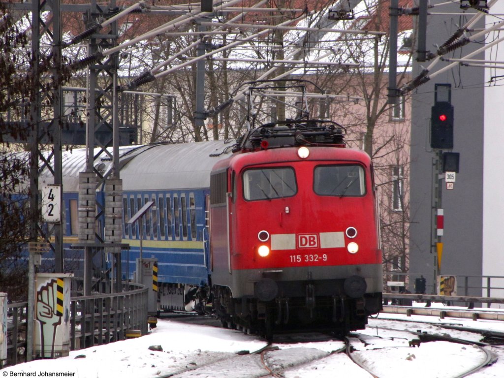 Bgelfalte mit Neigetechnik, die Berliner Stadtbahn machts mglich.
Hier kommt 115 332-9 vor dem Bahnhof Friedrichstrae um die enge Kurve.
Februar 2010