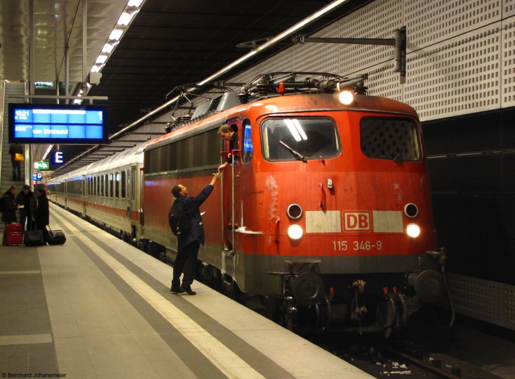 Bremszettelbergabe vor der Abfahrt. Dann hat schlielich auch der Lokfhrer von 115 346-9 mit knapp 80 Minuten Versptung endlich Feierabend, wenn er den Zug ins BW Rummelsburg gefahren hat. Januar 2010