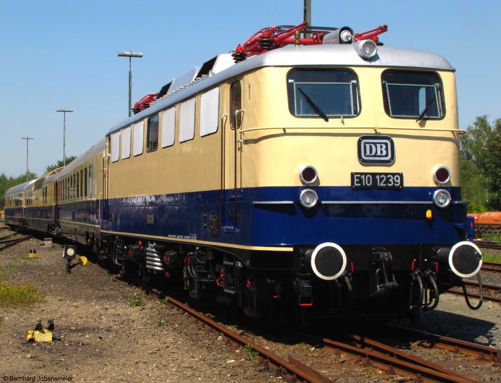 E10 1239 ist mit 3 Wagen des legendren Rheingolds beim Tag der offenen Tr im Rheinischen Industriebahnmuseum in Kln ausgestellt. August 2010
