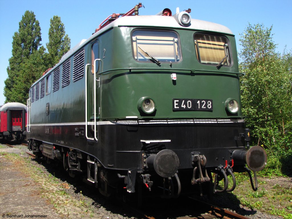 E40 128 vom DB Museum Koblenz Ltzel konnte im August 2010 beim Tag der offenen Tr im Rheinischen Industriebahnmuseum in Kln Nippes bestaunt werden.