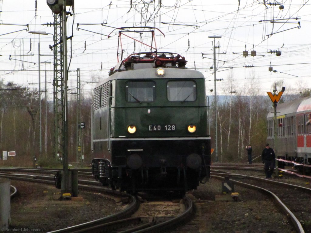 E40 128 hat einen Sonderzug aus Brohl nach Koblenz Ltzel gebracht und wurde gerade abgehngt. April 2010