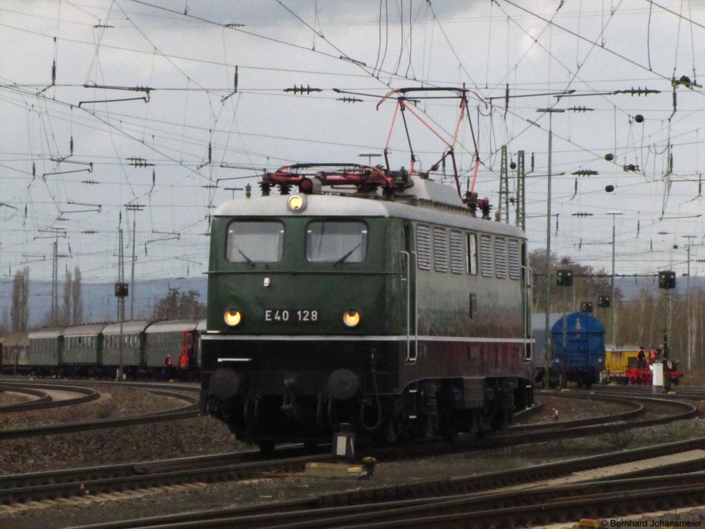E40 128 wird gleich den Leerpark fr den Dampfsonderzug nach Trier von Koblenz Ltzel zum Koblenzer Hbf bringen. April 2010