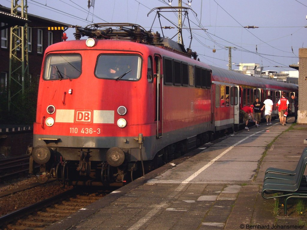 Eigentlich sollte 110 436-3 den Fuballsonderzug schon aus Dortmund Richtung Kln gezogen haben, doch die Fans werden von der Polizei dazu aufgefordert Glasflaschen zu entsorgen. April 2009