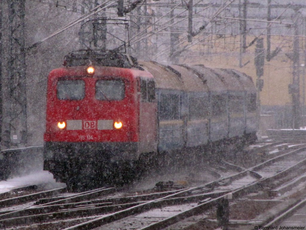 Einfachlampen voraus bahnt sich 115 114-1 den Weg durch den Schnee mit D441 auf der Berliner Stadtbahn. Dezember 2009