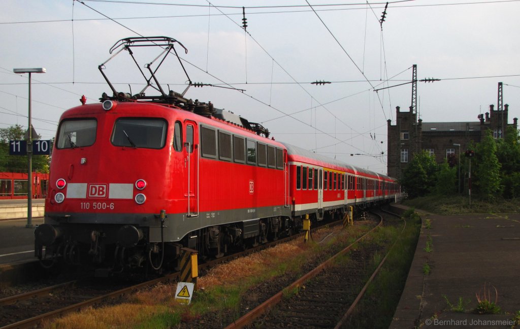 Feierabend in Minden; 110 500-6 hat den letzten Verstrkerzug nach Minden geschoben und wird am nchsten Morgen wieder nach Hannover fahren. Mai 2010