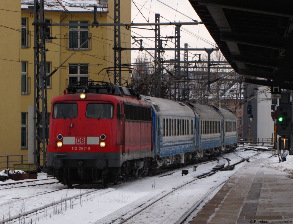 Ganz knapp gestaltete sich die Aufnahme am Bahnhof Friedrichstrae. Whrend 113 267-9 den D 441 durch den Bahnhof zieht, ist rechts bereits das grne Signal fr den ICE zu erkennen, der sich ebenfalls bei der Durchfahrt im Bahnhof befindet und wenige Sekunden spter, die Szene  zufuhr . Januar 2010