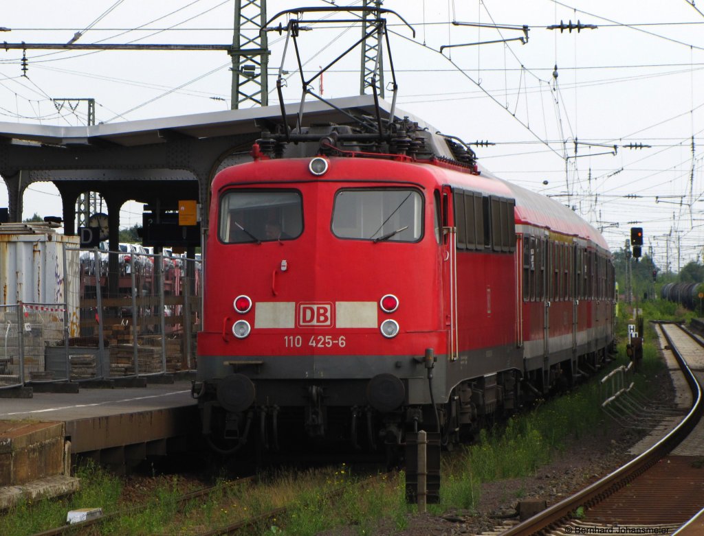 Hinter dem Bahnsteig sind noch die Wagen des VW Zugs mit den drei 140ern zu erkennen, die die planmige 110er Leistung auf der RB 68 mit 110 425-6 fast nebenschlich erscheinen lassen. August 2010