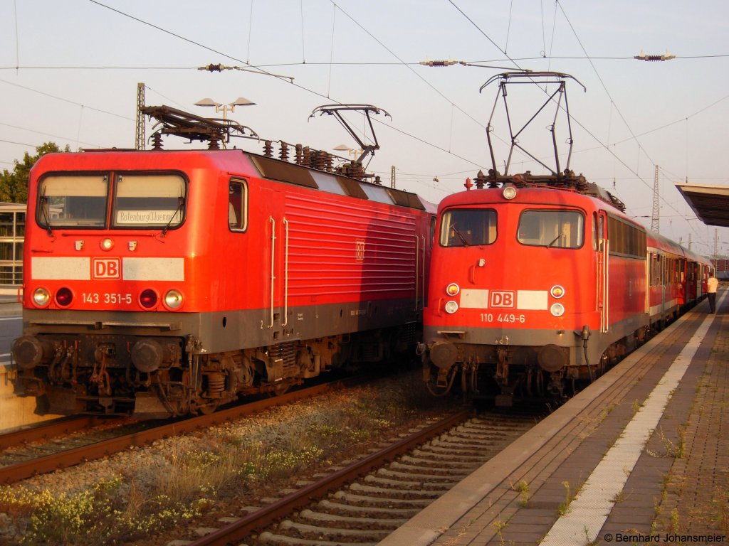 Im Abendlicht begegnen sich die beiden Umlufe der RB 76 in Nienburg. 143 351-5 mit der RB 76 nach Rotenburg und 110 449-6 schiebt ihren Zug nach Minden. August 2009