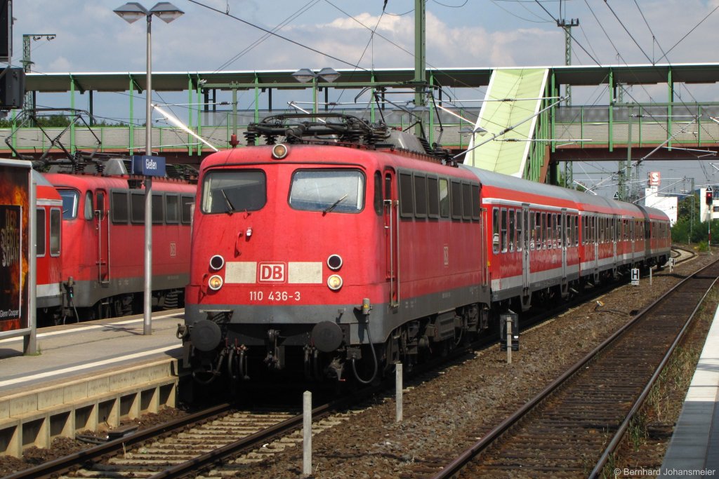 In Gieen fhrt 110 436-3 mit dem Verstrkerzug aus Treysa ein. Dahinter wartet eine weitere 110er mit der RB 30 auf die Ausfahrt nach Marburg. August 2010