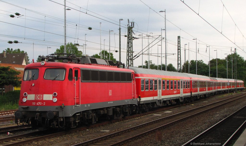 In Minden wartet 110 470-2 am Abend mit dem 2. Verstrkerzug aus Hannover auf die Rckfahrt am nchsten Morgen. August 2010