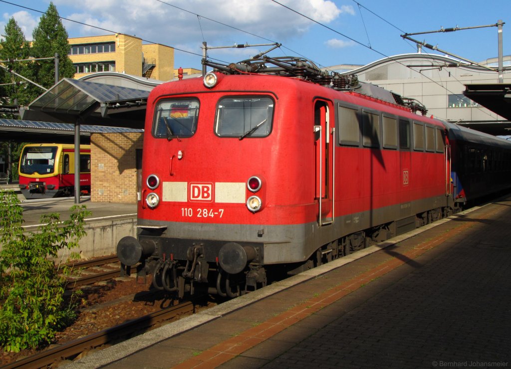 In Potsdam angekommen wird 110 284-7 ans andere Zugende umgesetzt, bevor des mit den Fahrgsten als DZ 2791 zurck nach Warnemnde geht. September 2010