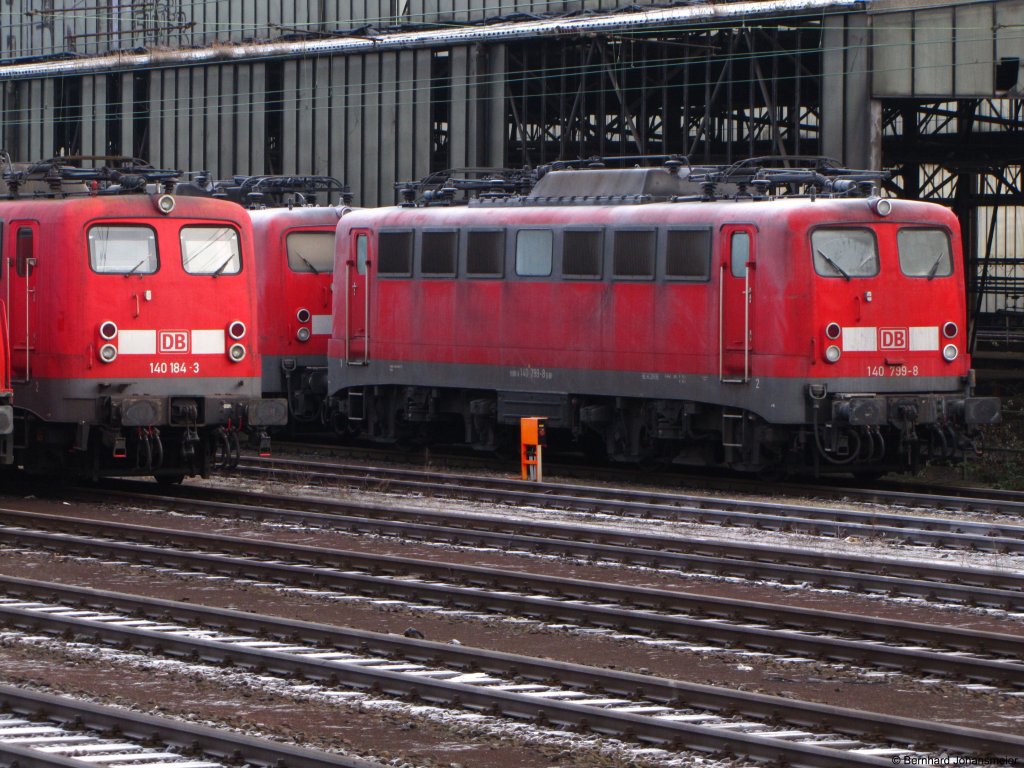 In Wanne Eickel warten 140 184-3, 140 799-8 und 140 848-3 auf neue Einstze. Dezember 2009