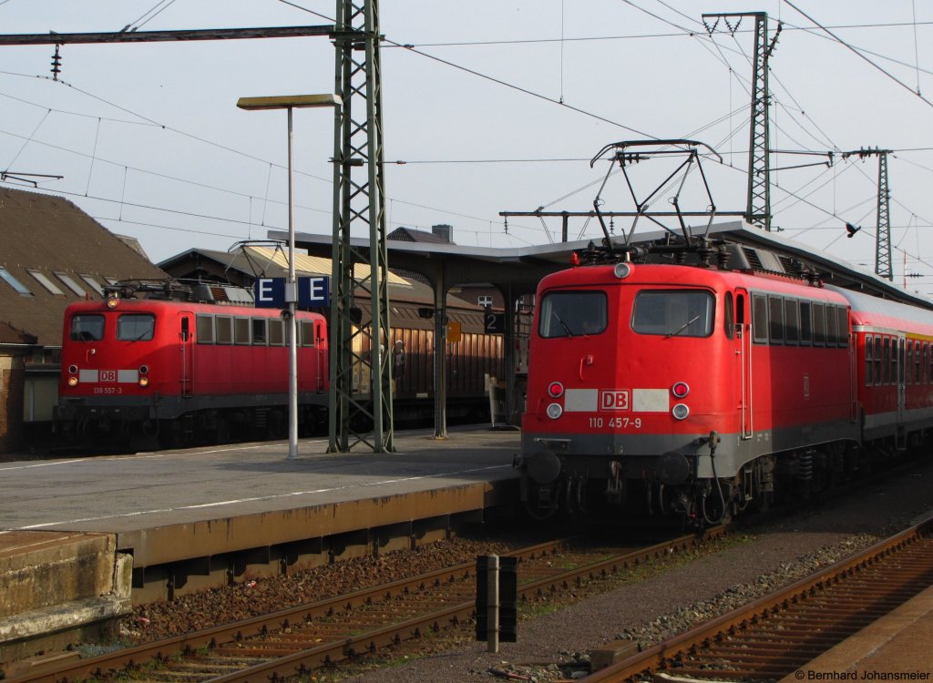 Kaum steht 110 457-9 fertig umgerstet mit der RB 68 nach Mnster in Rheine, da schleicht sich 139 557-3 mit einem VW Gterzug Richtung Emden ins Bild. April 2010