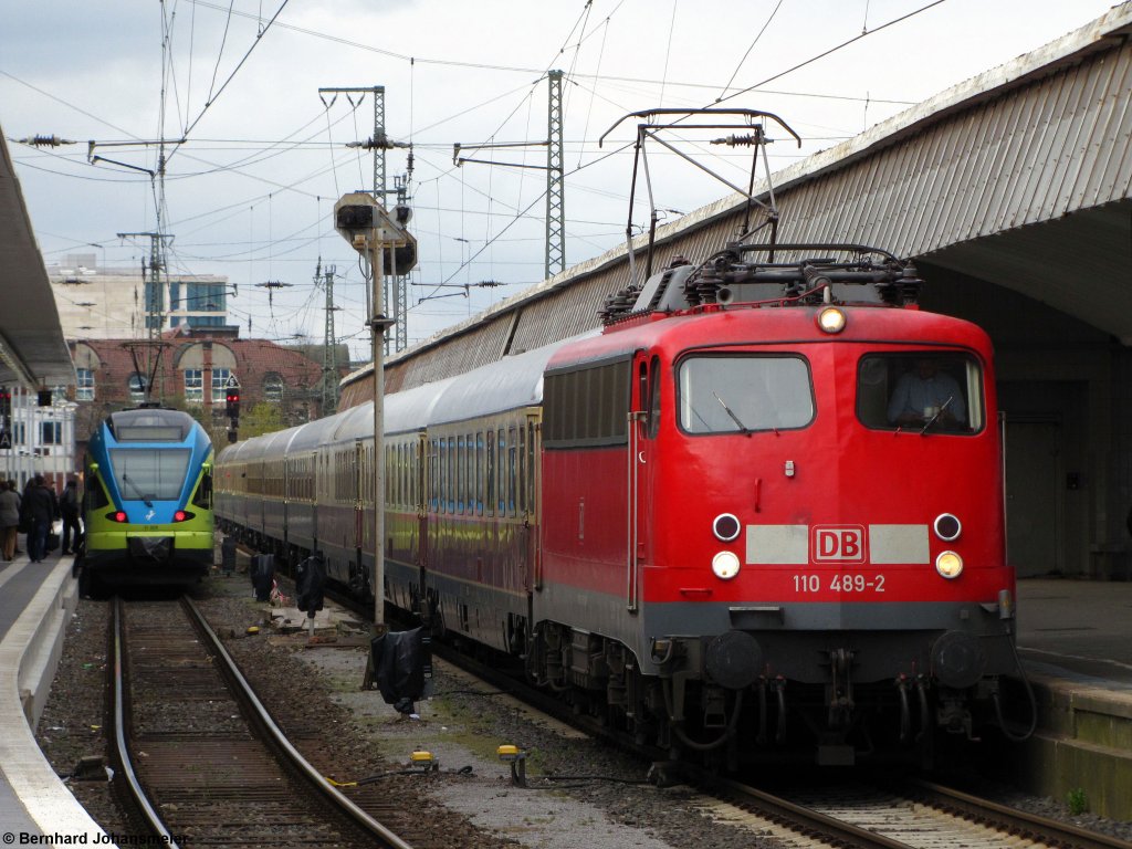 Mit dem IC 2417 von Hamburg nach Kln ist 110 489-2 in Mnster Hbf eingefahren. April 2012
