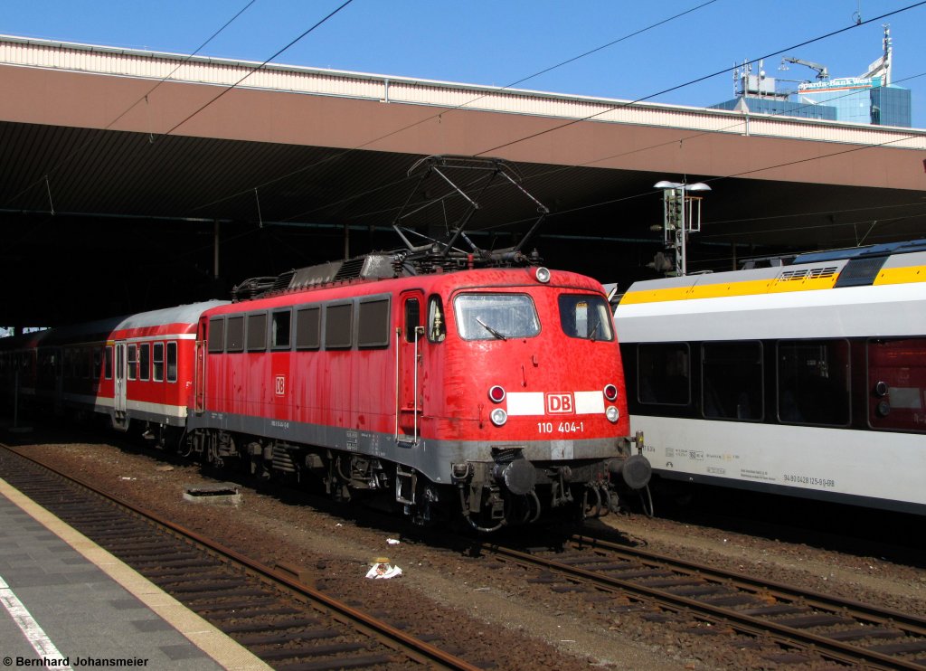Mit dem Leerzug fr den 3. RE4 Verstrker nach Aachen durchfhrt 110 404-1 den Dsseldorfer Hbf, auf dem Weg zum Wendegleis in Gerresheim. August 2011