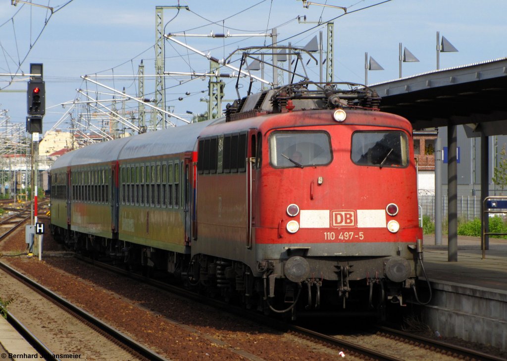Mit dem Leerzug fr den Kreuzfahrersonderzug rollt 110 497-5 in den Potsdamer Hbf ein. Juni 2011