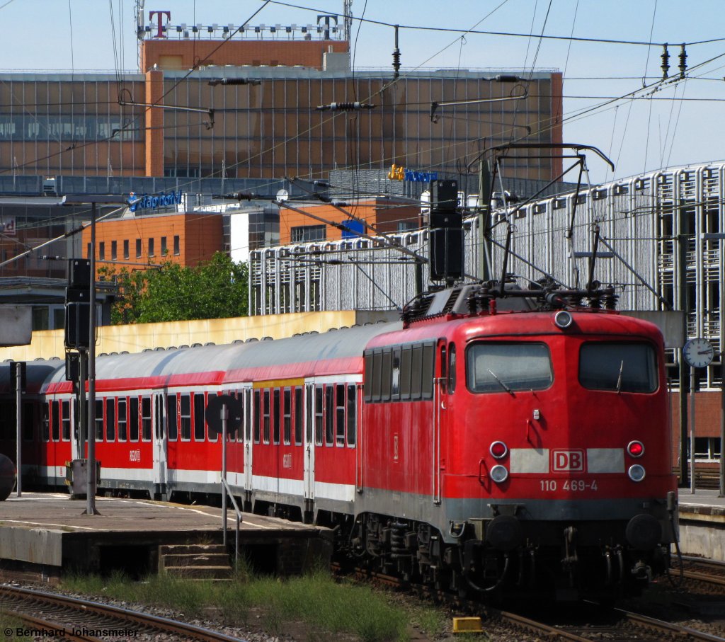 Mit dem Mindener Verstrkerzug, der wegen Bauarbeiten nur bis Wunstorf fhrt, rollt 110 469-4 in Hannover ein. Juni 2011