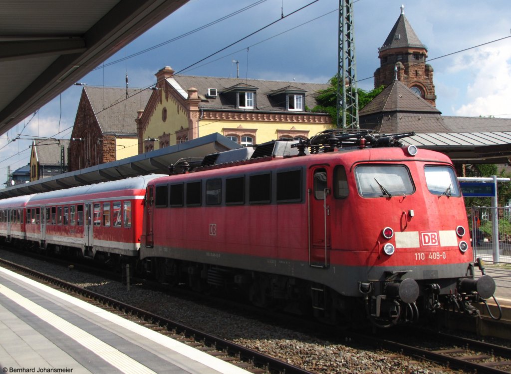 Mit dem RE von Frankfurt nach Siegen ist 110 409-0 gerade in Gieen angekommen. August 2010