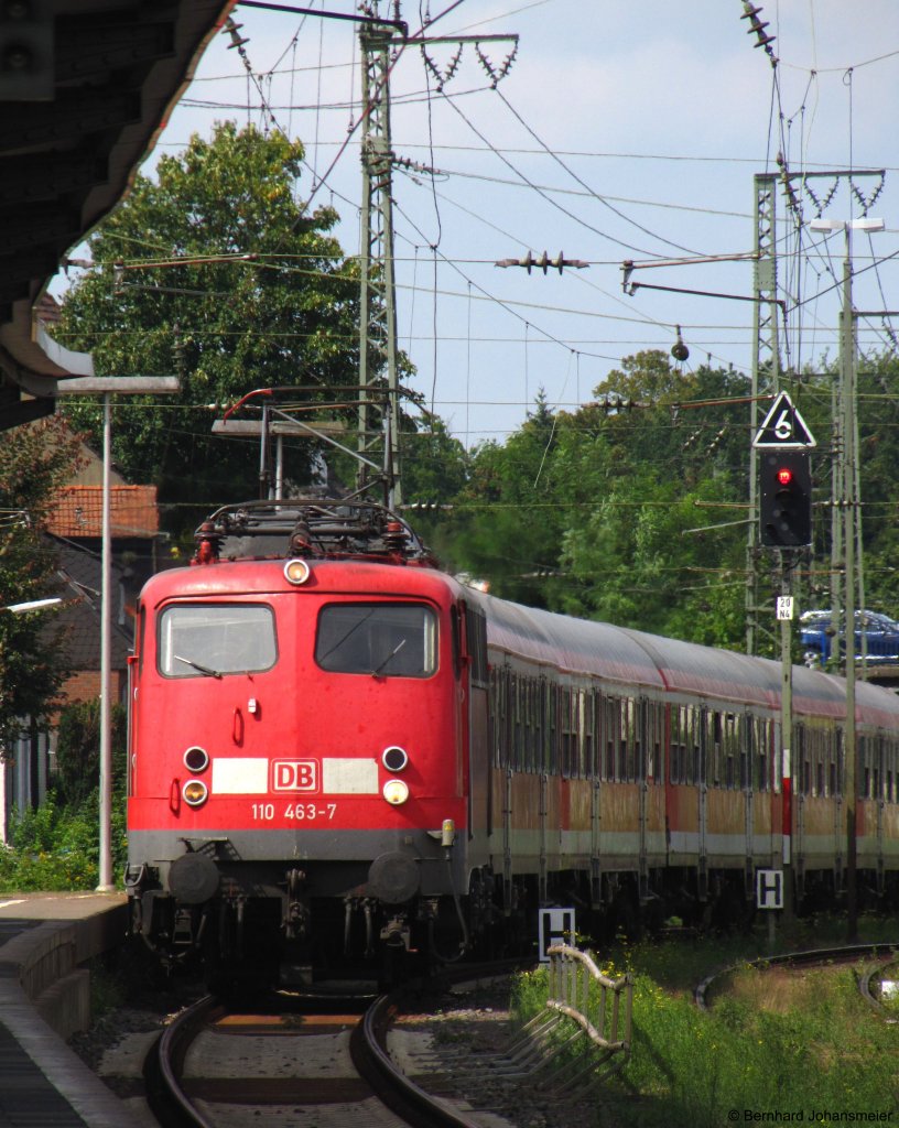 Mit dem Schlerzug aus Emden fhrt 110 463-7 in den Endbahnhof Rheine ein. August 2010