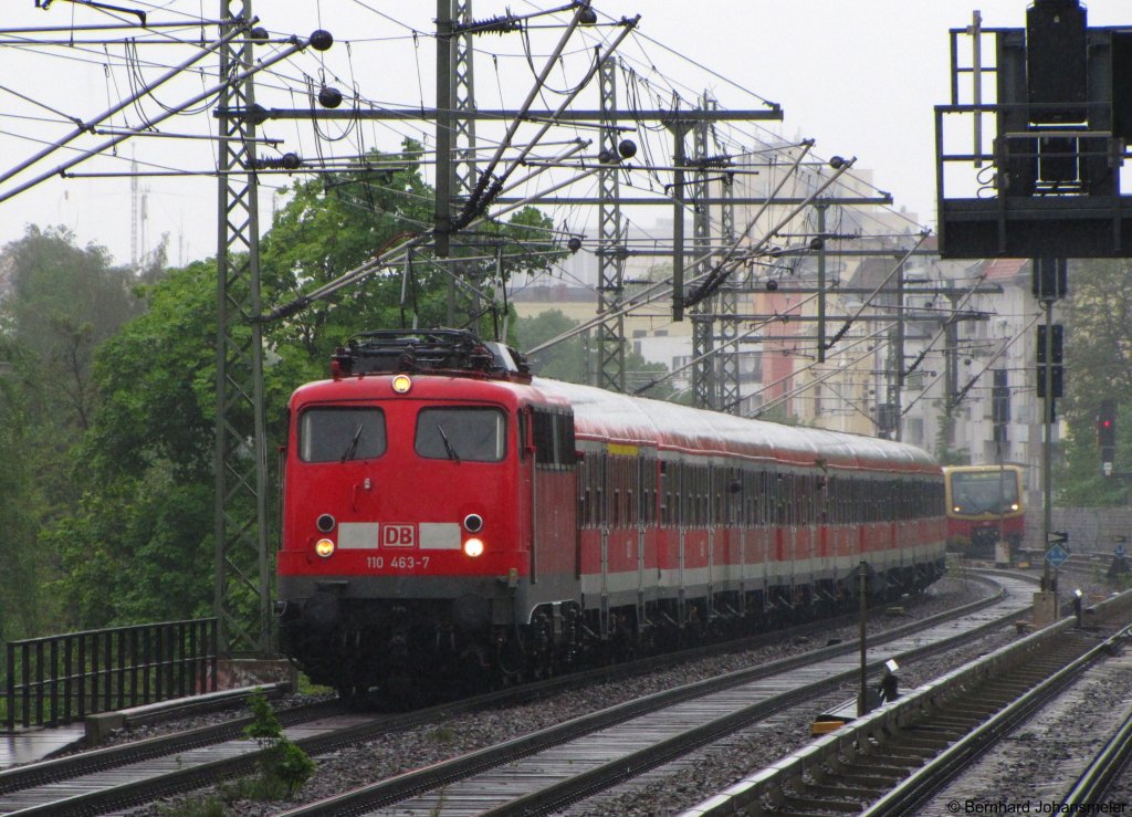 Mit einem Fuballsonderzug aus Bremen kommt 110 463-7 bei strmendem Regen am Berliner S-Bahnhof Savignyplatz vorbei. Mai 2010