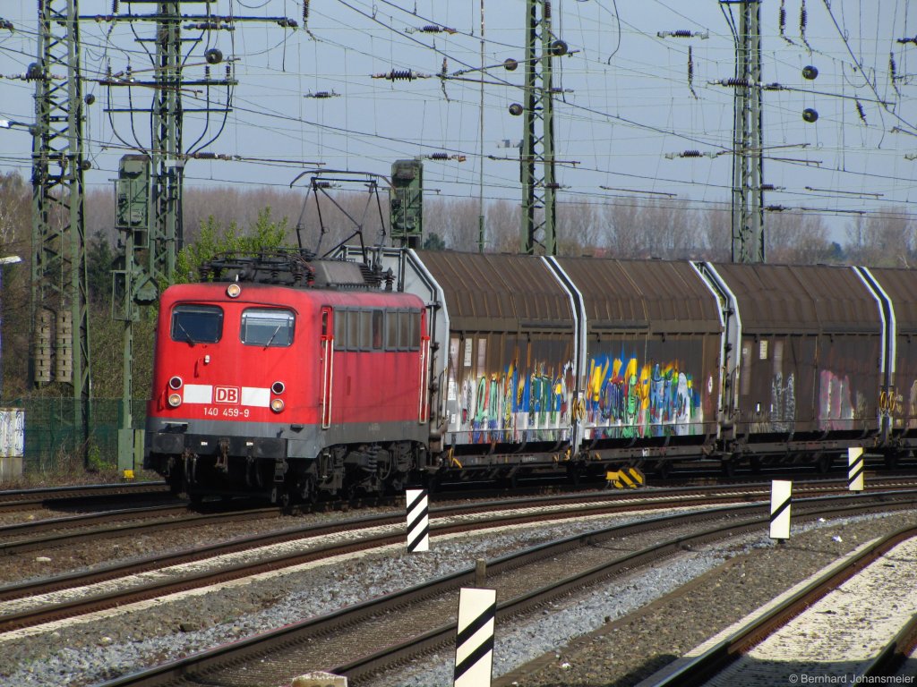 Mit einem Gterzug fhrt 140 459-9 in Hamm langsam wieder an, nachdem der Zug an einem roten Signal zum stehen kam. April 2010