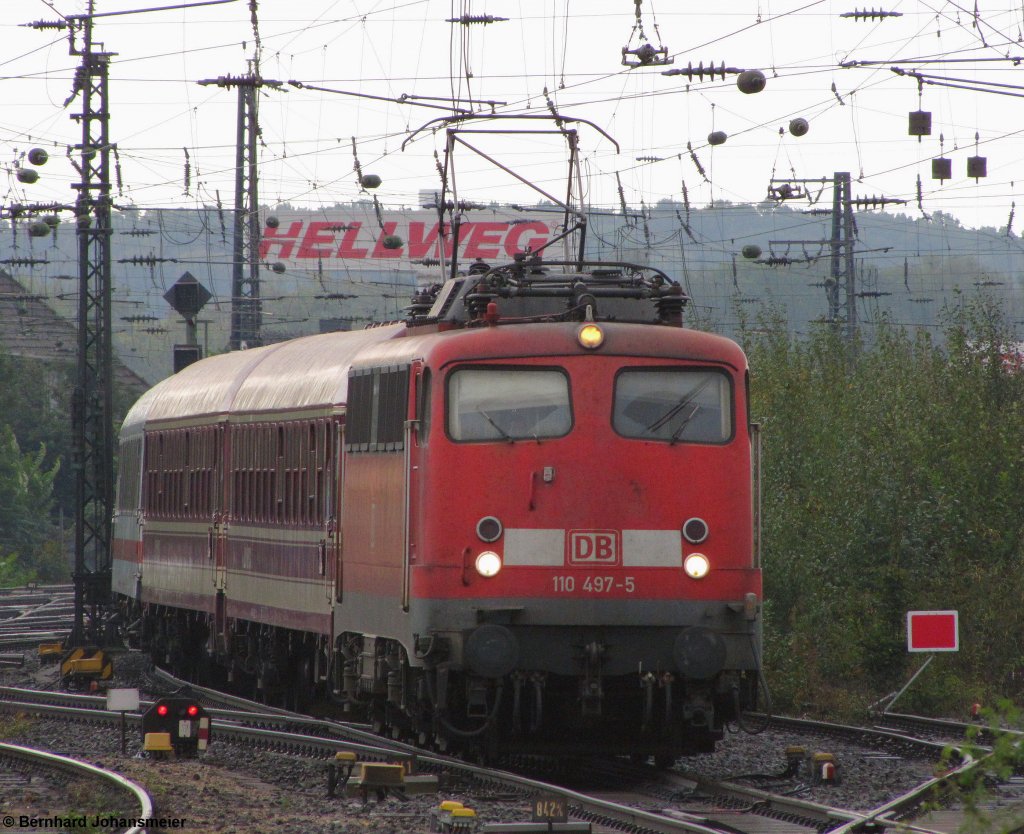 Mit einem Sonderzug der  tollen Mllertouren  fhrt 110 497-5 in den Hammer Bahnhof ein. Oktober 2011
