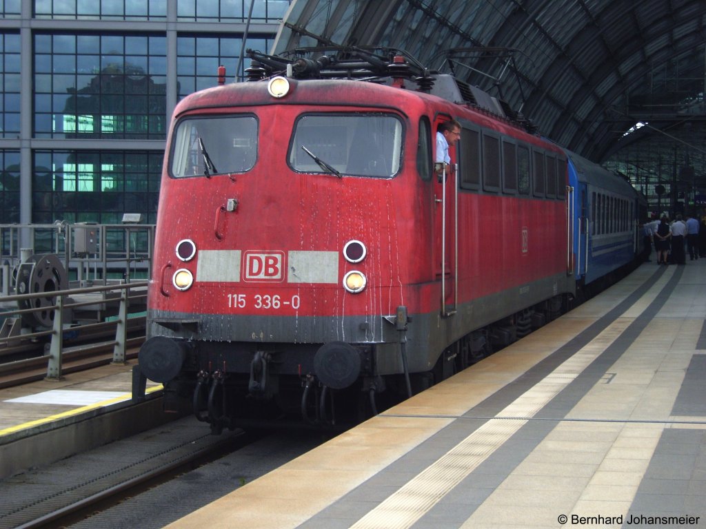 Mit frisch geputzten Scheiben steht 115 336-0 mit D 1249 abfahrbereit im Berliner Hbf. Juli 2009